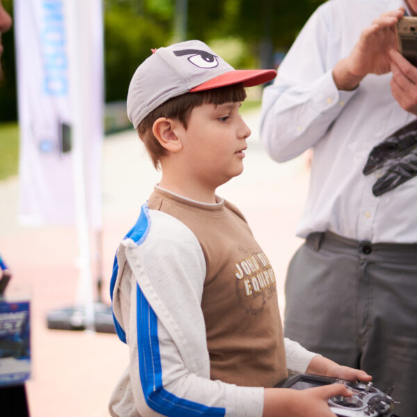 DroneFest 2026 la Chișinău — vizitatori testează simulatoare de zbor pentru drone FPV