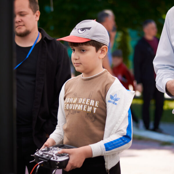 DroneFest 2026 la Chișinău — vizitatori testează simulatoare de zbor pentru drone FPV