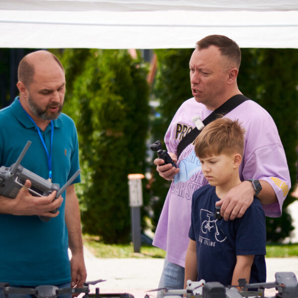 DroneFest 2026 la Chișinău — echipa organizatoare și participanții festivalului de drone