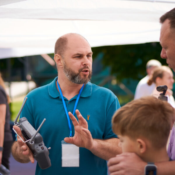 DroneFest 2026 la Chișinău — echipa organizatoare și participanții festivalului de drone