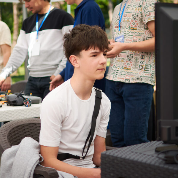 DroneFest 2026 la Chișinău — vizitatori testează simulatoare de zbor pentru drone FPV