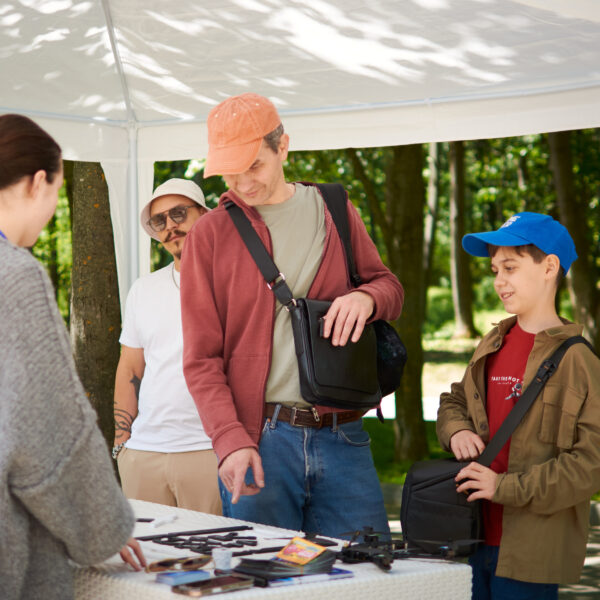 DroneFest 2026 la Chișinău — familii și copii participă la activități educative despre drone