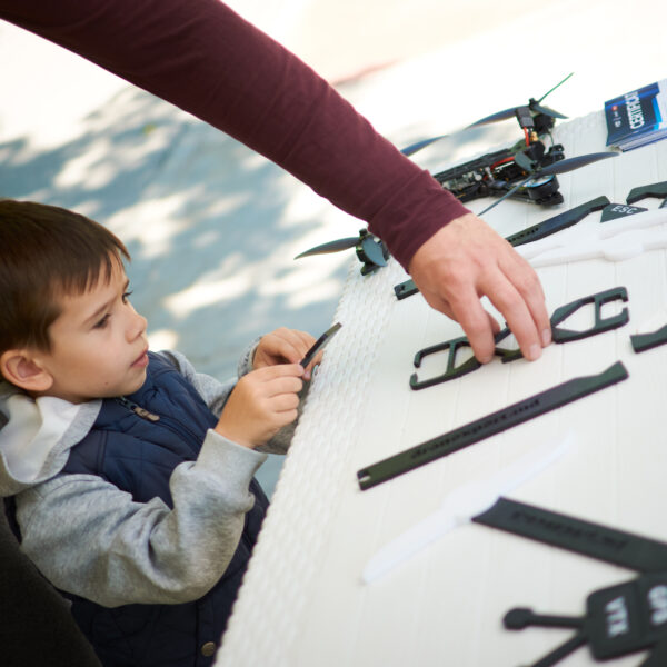 DroneFest 2026 la Chișinău — echipamente drone, radiocomenzi și accesorii UAV expuse pentru vizitatori
