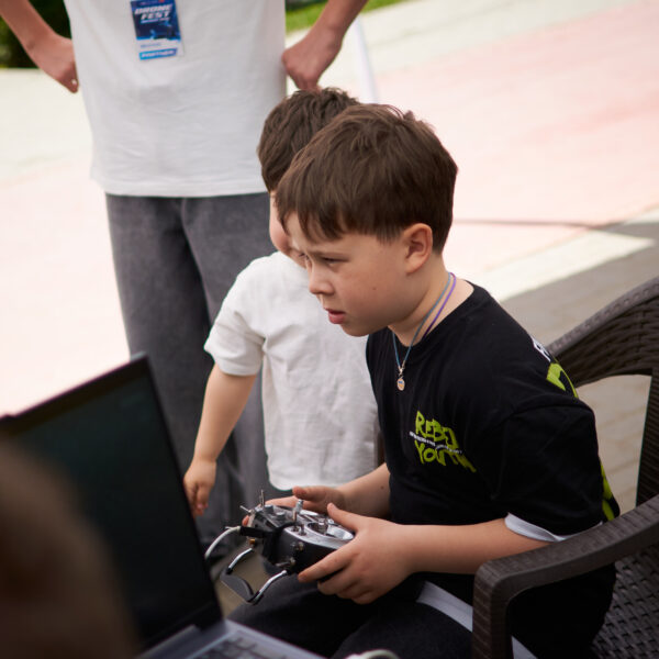 DroneFest 2026 la Chișinău — vizitatori testează simulatoare de zbor pentru drone FPV