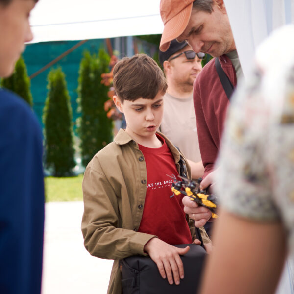 DroneFest 2026 la Chișinău — piloți FPV pregătesc dronele pentru curse și demonstrații