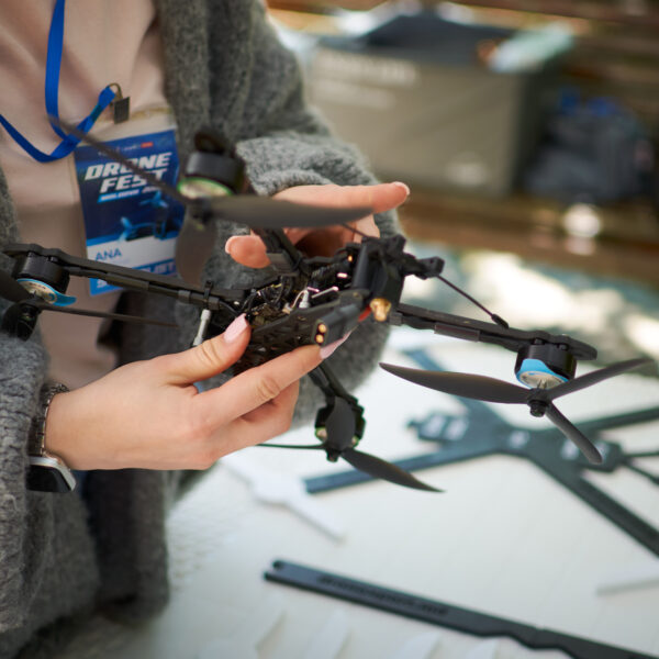 DroneFest 2026 la Chișinău — detaliu cu dronă expusă în zona tehnologică a festivalului