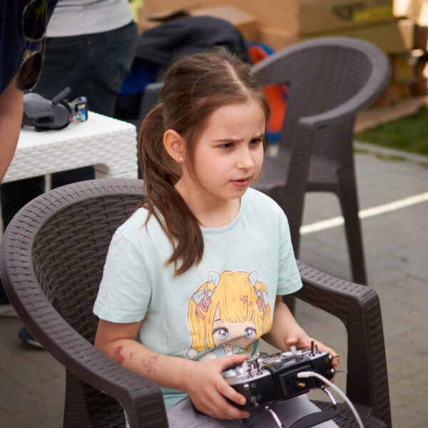 DroneFest 2026 la Chișinău — vizitatori testează simulatoare de zbor pentru drone FPV